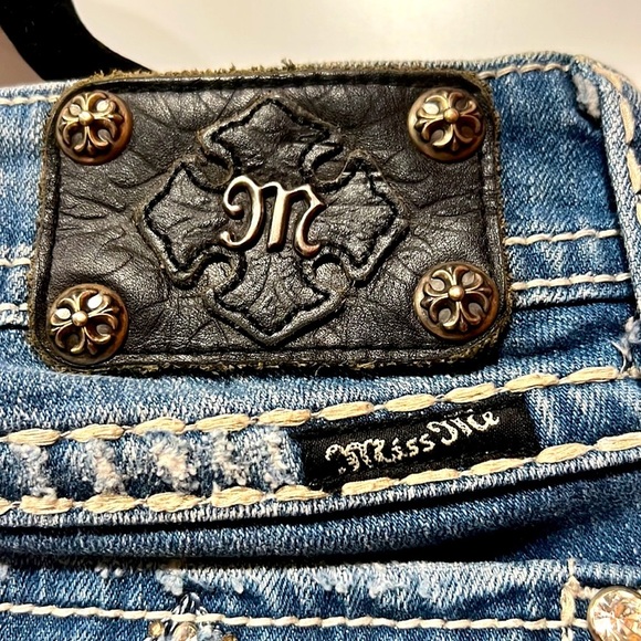 Miss me  shorts size 28 length 19”waistline 30”inseam12” Rise 9” All sales final - Picture 3 of 7